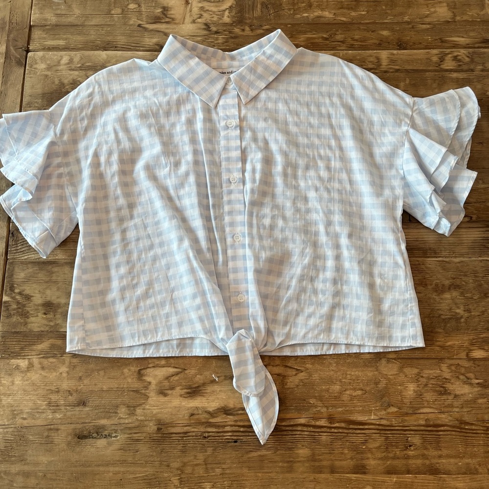 Adorable cropped baby blue and white button up